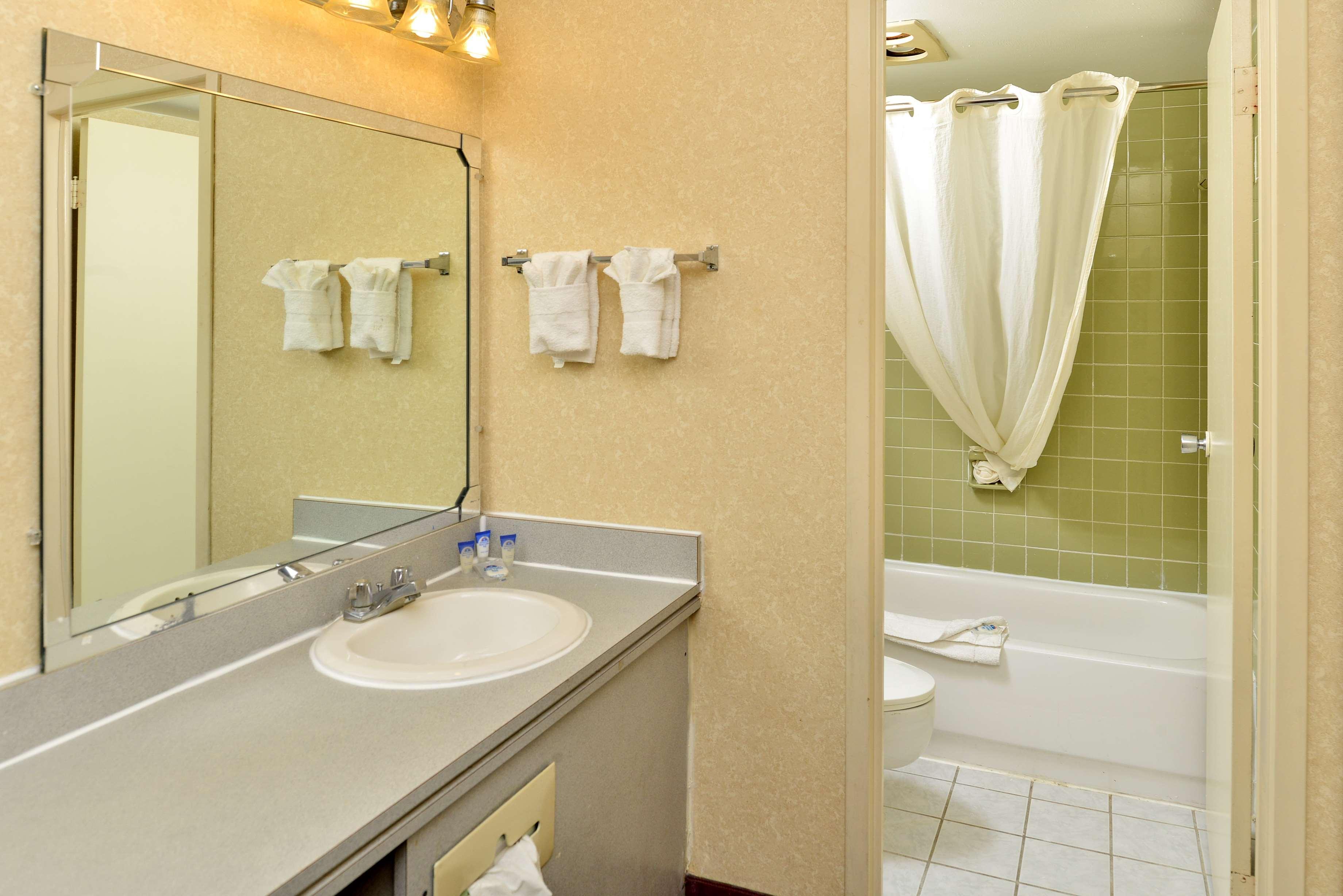 Baymont By Wyndham Northwood Motel Екстериор снимка