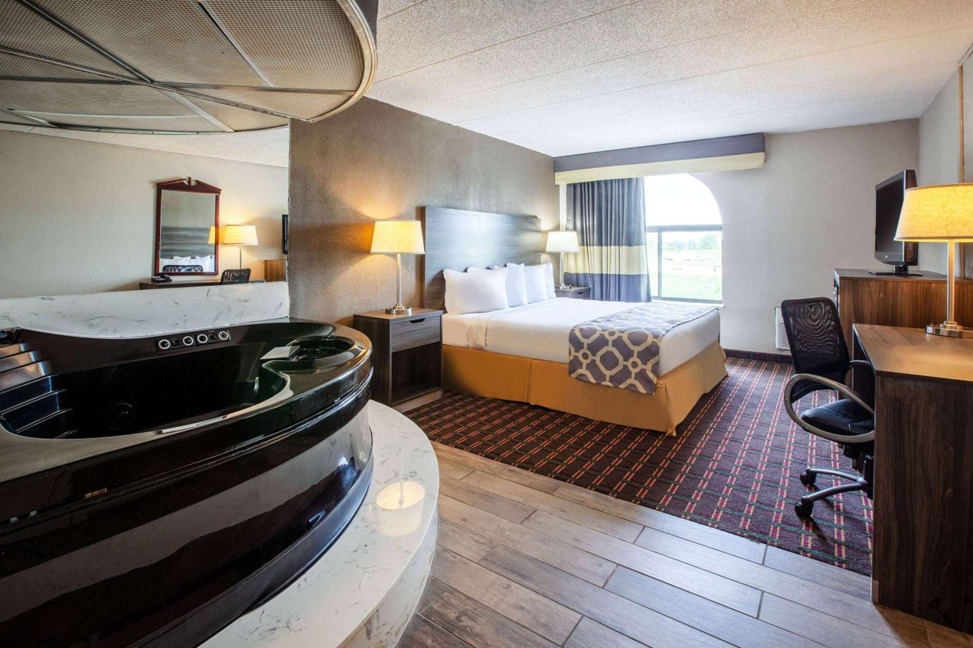 Baymont By Wyndham Northwood Motel Екстериор снимка