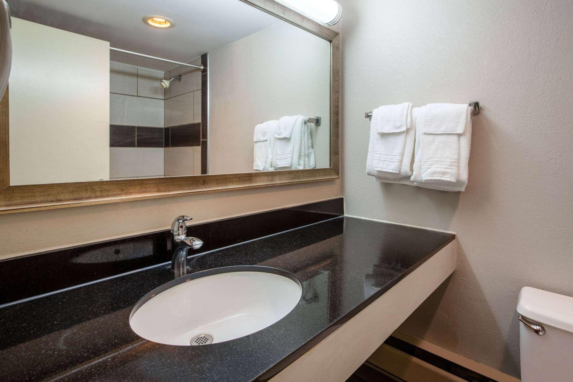 Baymont By Wyndham Northwood Motel Екстериор снимка