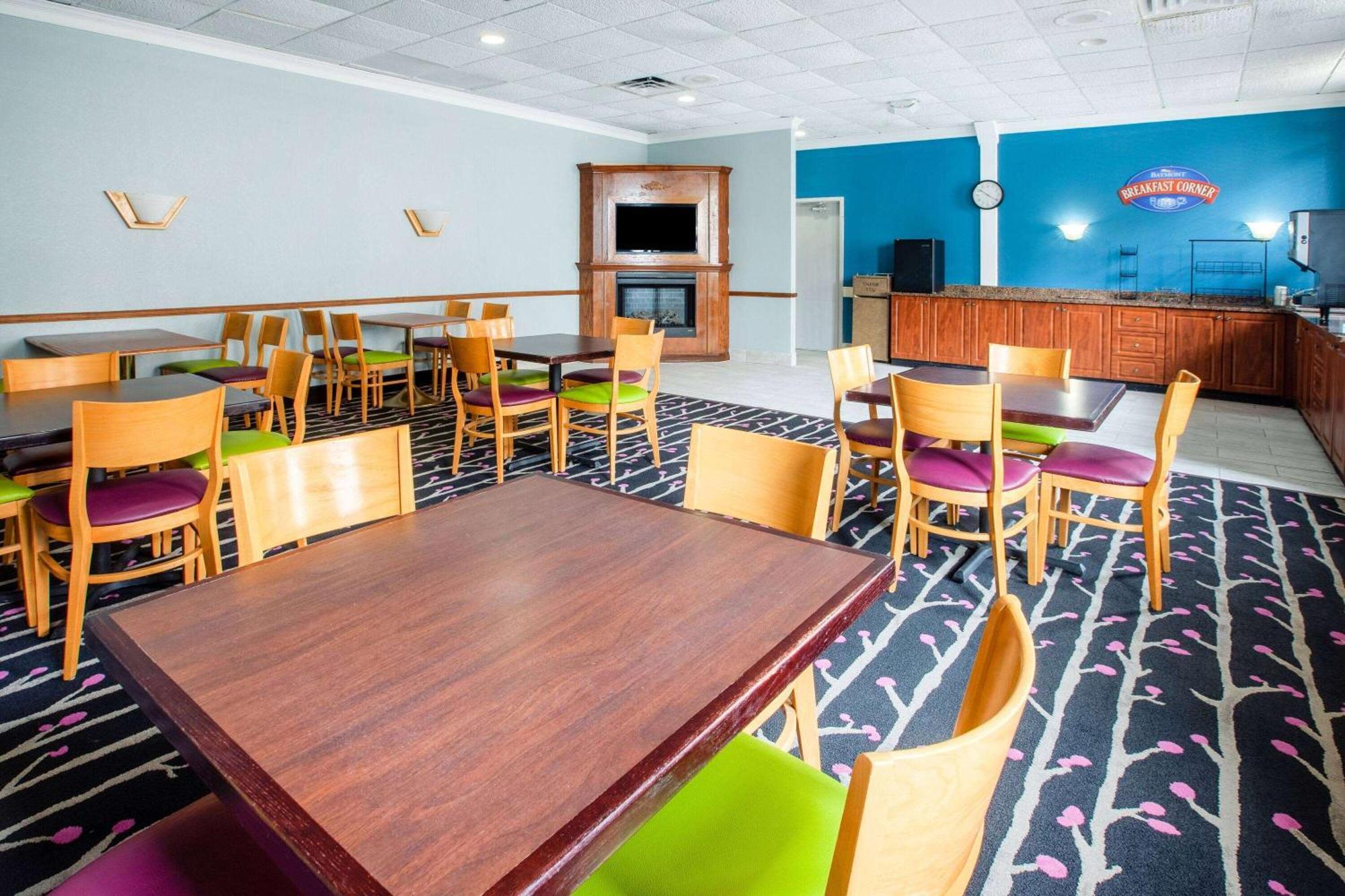 Baymont By Wyndham Northwood Motel Екстериор снимка