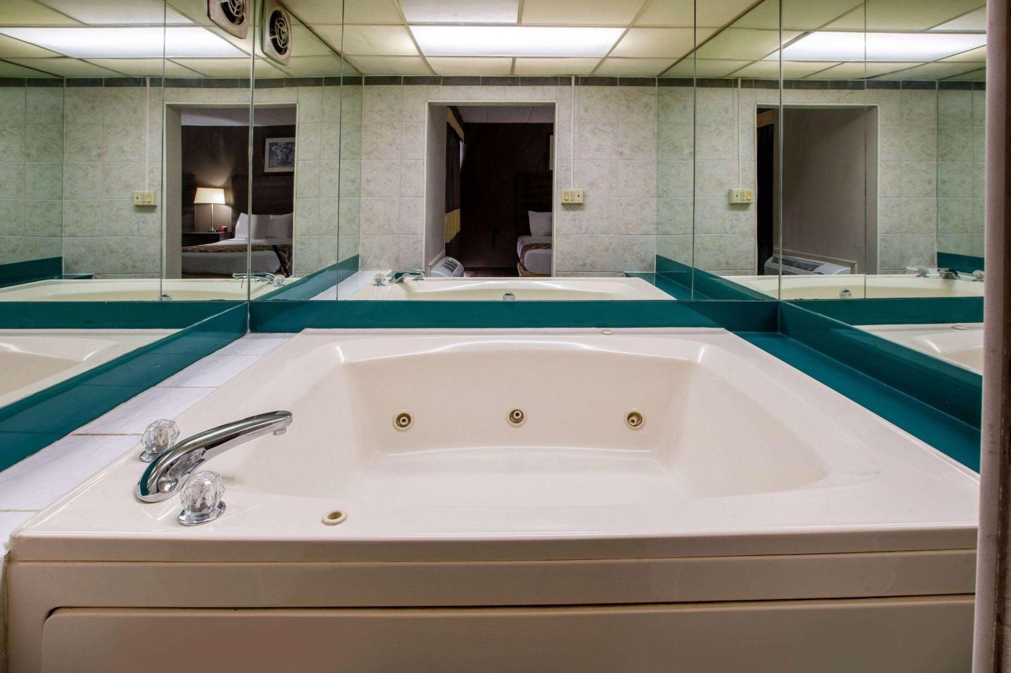 Baymont By Wyndham Northwood Motel Екстериор снимка