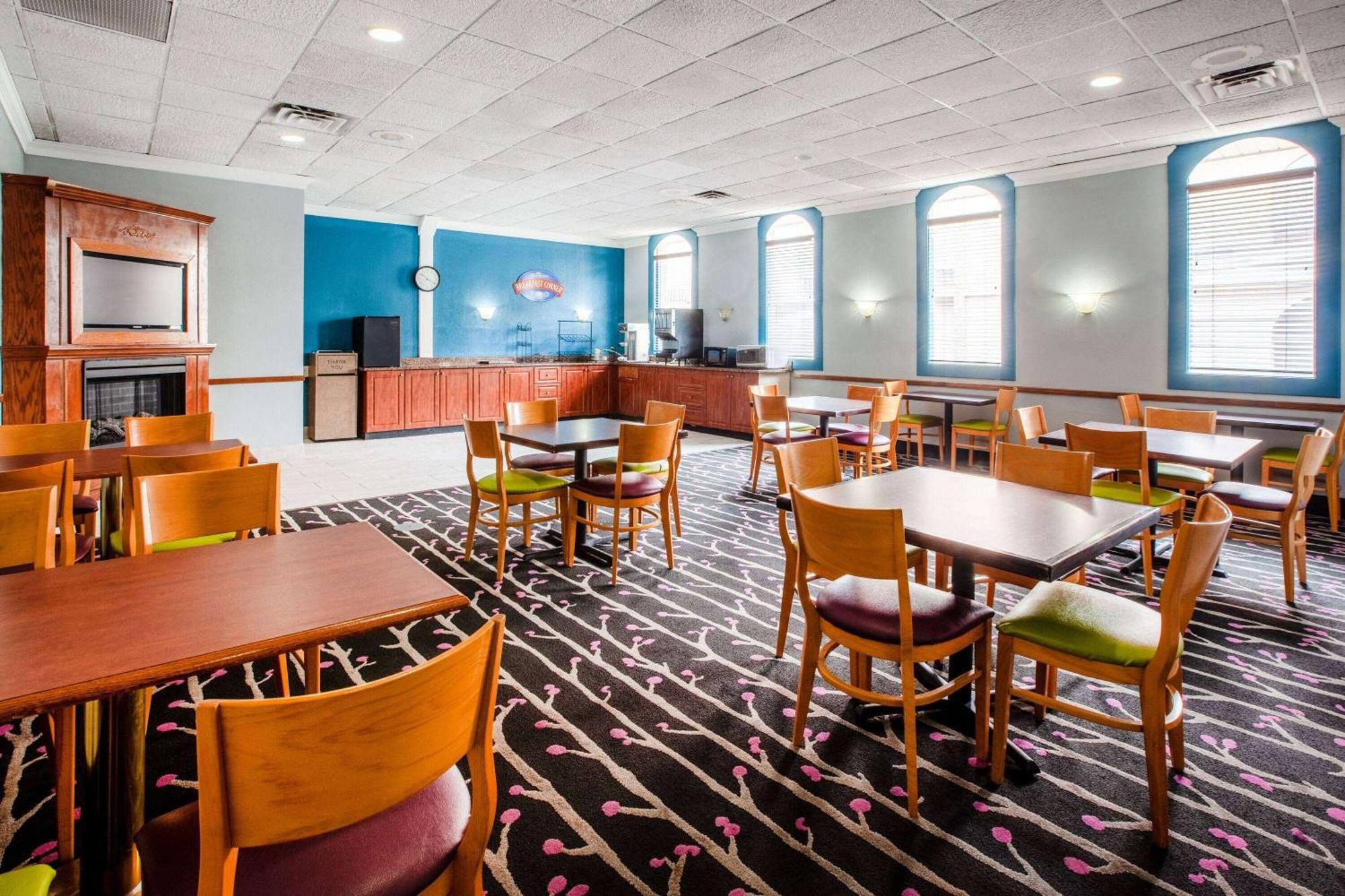Baymont By Wyndham Northwood Motel Екстериор снимка