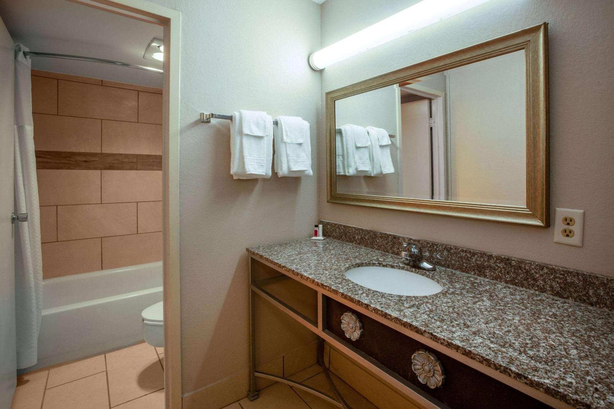 Baymont By Wyndham Northwood Motel Екстериор снимка