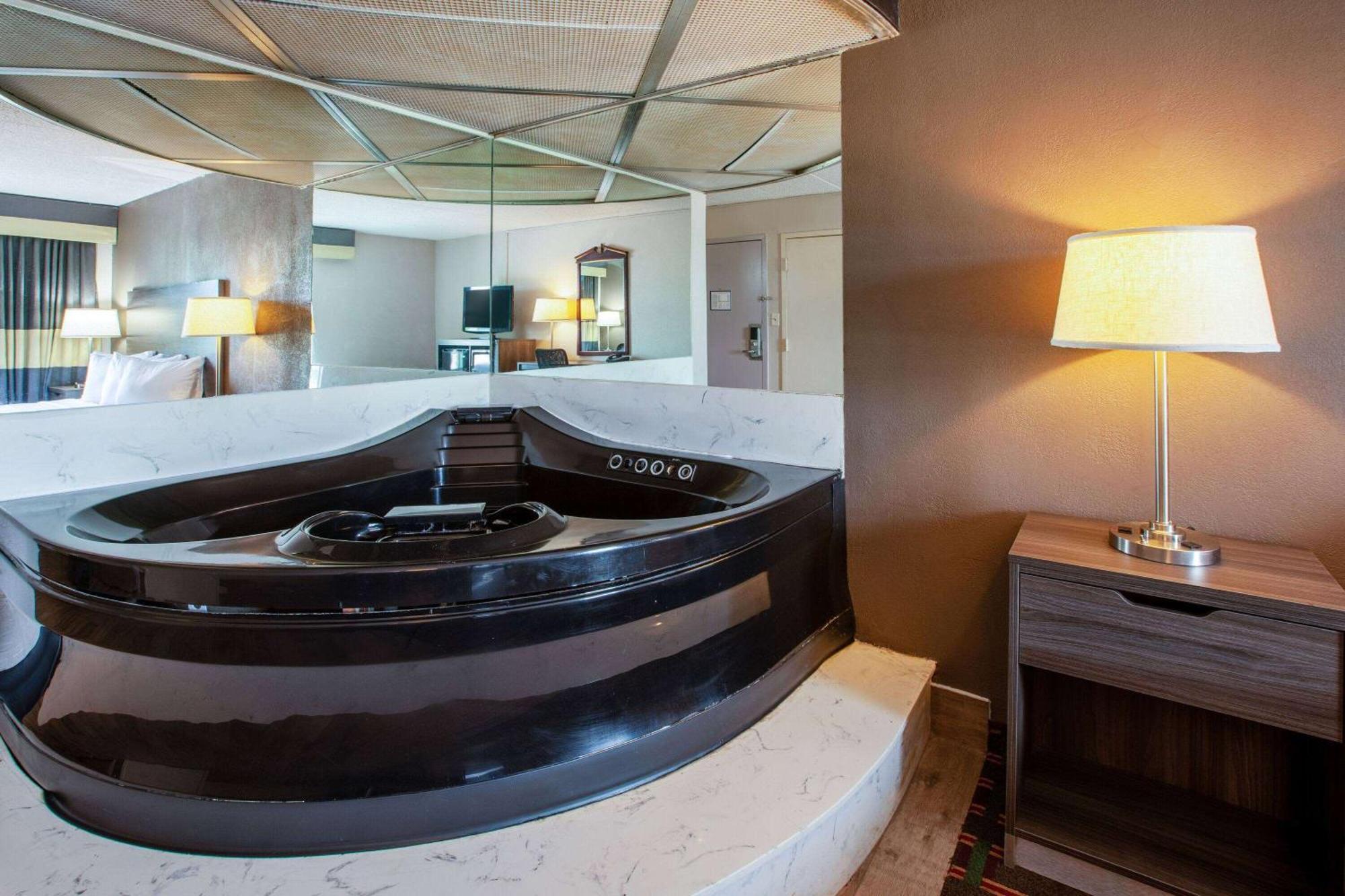 Baymont By Wyndham Northwood Motel Екстериор снимка