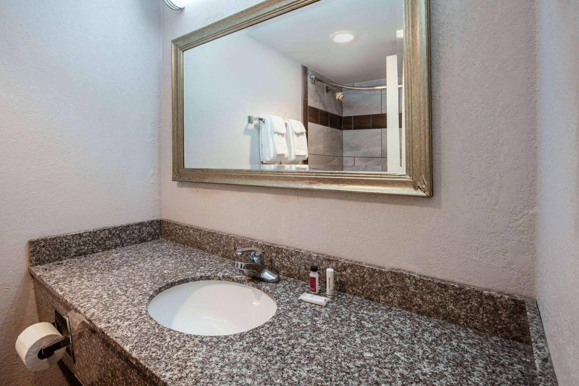 Baymont By Wyndham Northwood Motel Екстериор снимка