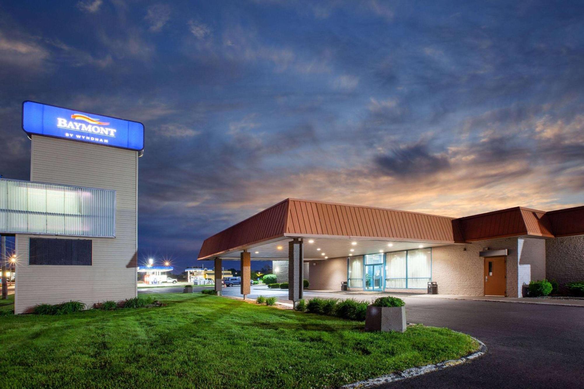Baymont By Wyndham Northwood Motel Екстериор снимка