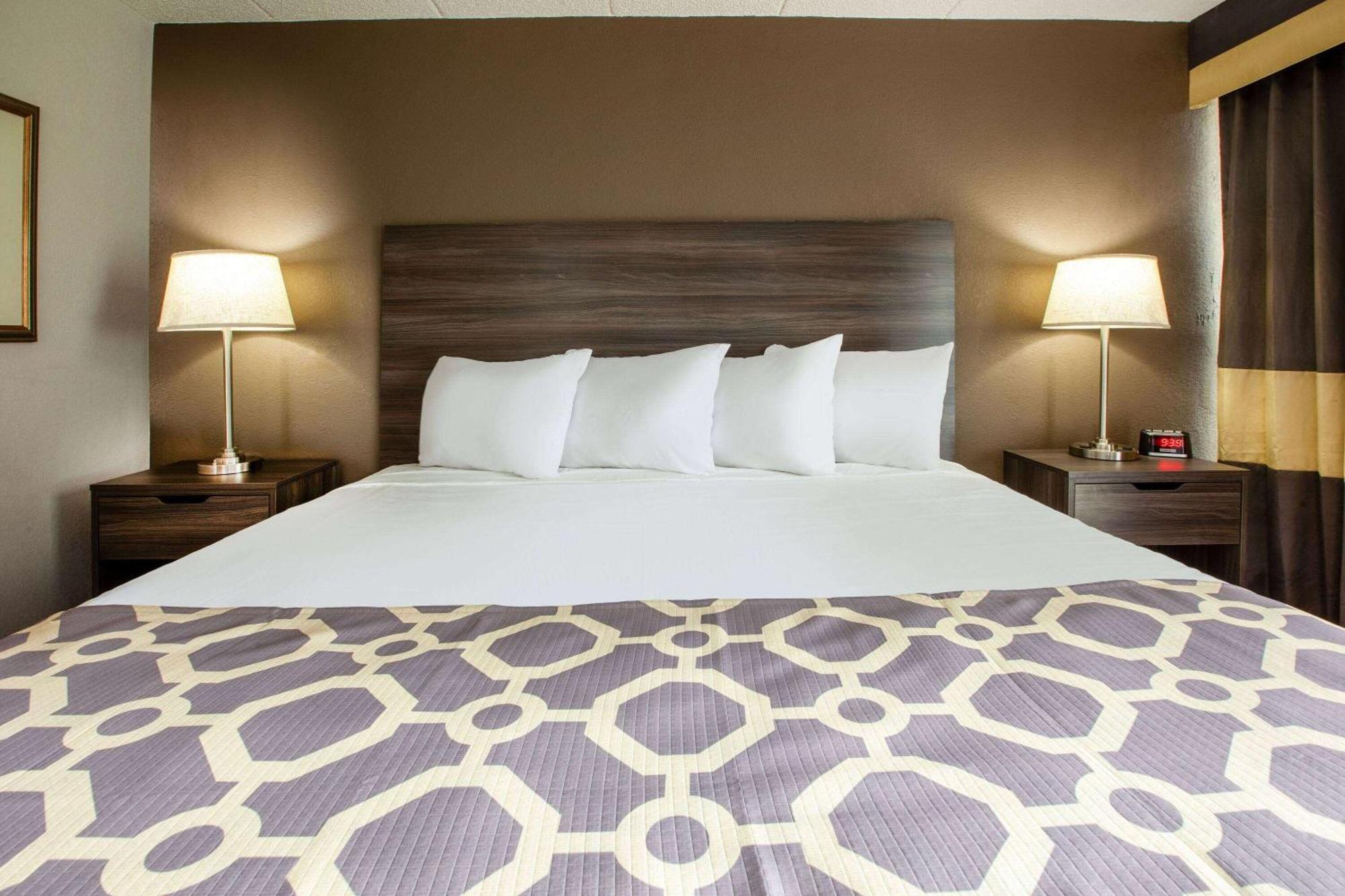 Baymont By Wyndham Northwood Motel Екстериор снимка