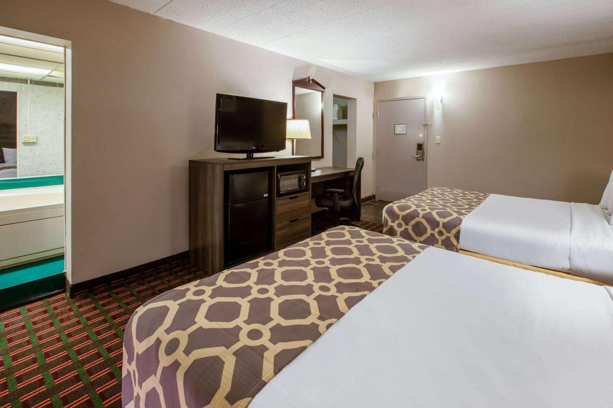Baymont By Wyndham Northwood Motel Екстериор снимка