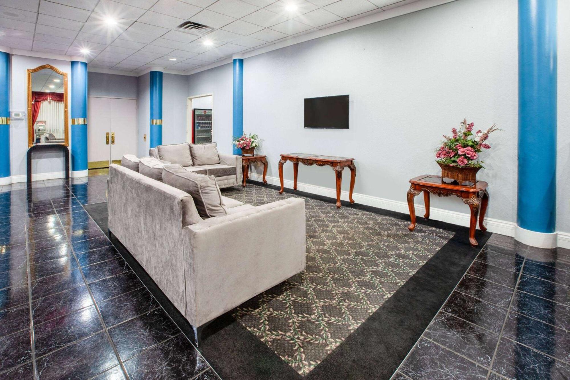 Baymont By Wyndham Northwood Motel Екстериор снимка