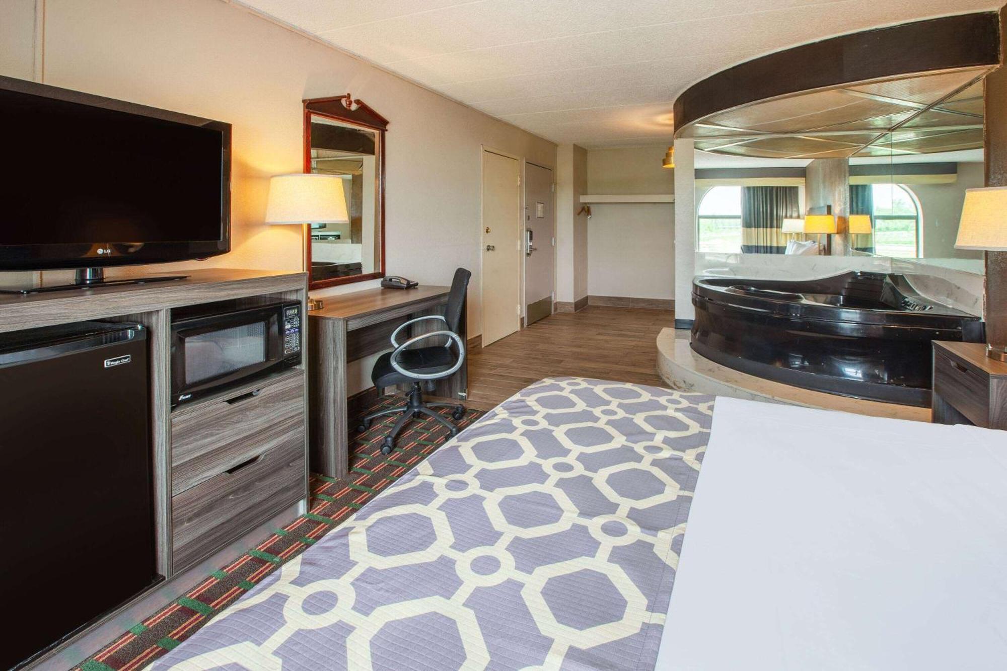 Baymont By Wyndham Northwood Motel Екстериор снимка