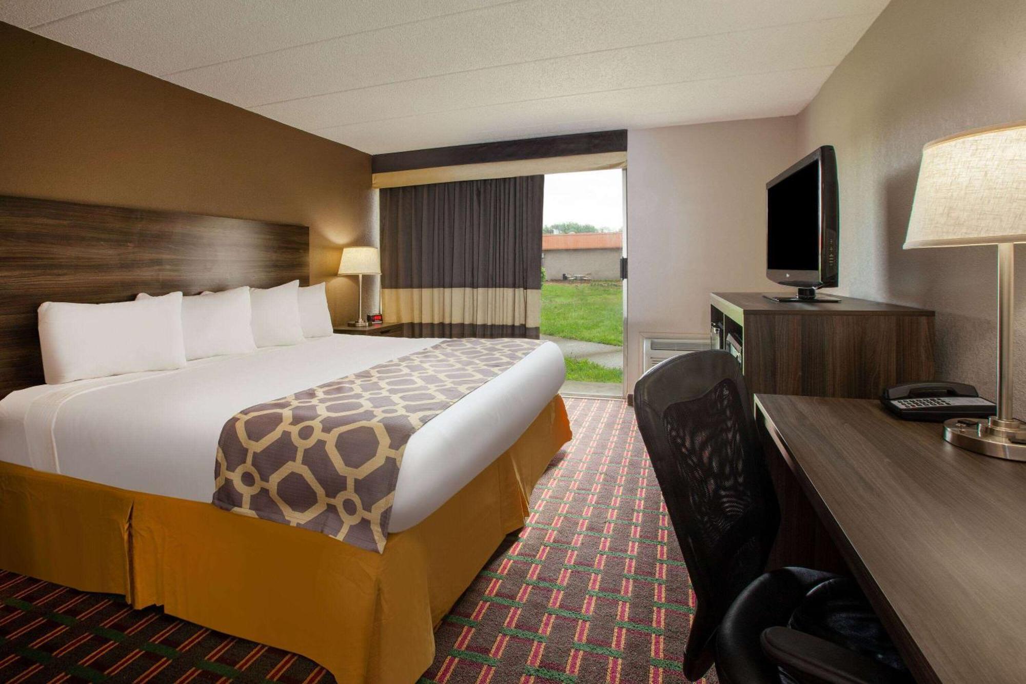 Baymont By Wyndham Northwood Motel Екстериор снимка